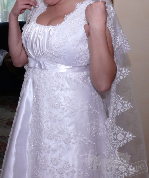 Весільне плаття з довгою фатою
